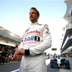 Hamilton Sarankan McLaren Pertahankan Button