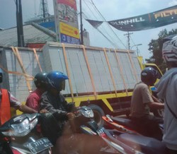 Truk Material Terperosok di Kalibata, Lalin Jl Pasar Minggu Tersendat