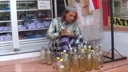 Kegigihan Abdul Mukti, Antara Becak dan Kios Bensin Kejujuran