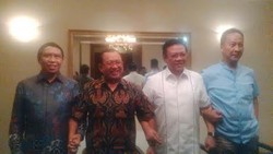 Agung Laksono Antar Sendiri Surat ke Kementerian Hukum