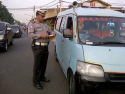 Akhirnya, Polisi Tilang Mikrolet yang Ngetem Sembarangan