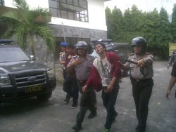 Demo Blokir Jalan, Ratusan Mahasiswa Yogya Bentrok dengan Polisi