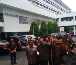 Acara Pisah Sambut Jaksa Agung, HM Prasetyo dan Basrief Arief Berangkulan