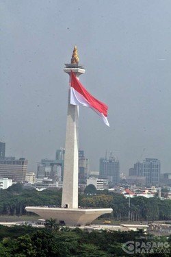 Bendera Merah Putih Raksasa Berkibar di Monas Tarik Perhatian Warga