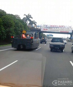 Perahu Unik Beroda Milik TNI AD Bikin Kaget Pengguna Tol Pondok Gede