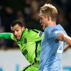 Buruknya Lapangan Bantu Tevez Akhiri Puasa Gol Tandang di Liga Champions