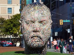 Patung Kepala Raksasa Ini Terbuat dari Permen Karet