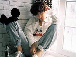 Zhoumi Menangis Lihat Foto Debut Solonya di Bus Korea