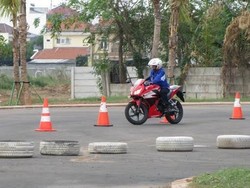 Ini Cara Melakukan Pengereman yang Benar Pada Sepeda Motor