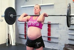 Hamil 8 Bulan, Wanita Ini Tetap Rutin Latihan Angkat Beban 100 Kg