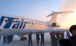 Pesawat Mogok di Rusia, Penumpang Keluar & Dorong Bareng-bareng