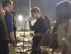 Pangeran Harry Asyik Party di Abu Dhabi Sambil Isap Shisha