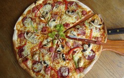 Pique Nique: Santai Bersama Teman, Ngemil Pizza Tipis Renyah di Perpustakaan