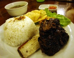 Sekali-sekali Makan Siang Istimewa, Iga Bakar Empuk Berbalut Bumbu