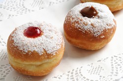 Donat Berisi Selai dan Latkes, Makanan Wajib Saat Perayaan Hanukkah