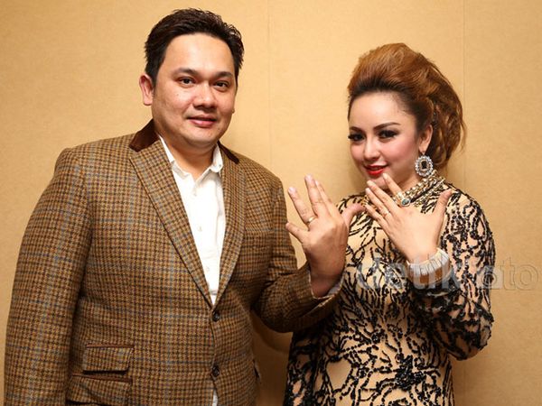 Pamer Cincin di Jari Manis, Farhat Abbas dan Regina Sudah Menikah?