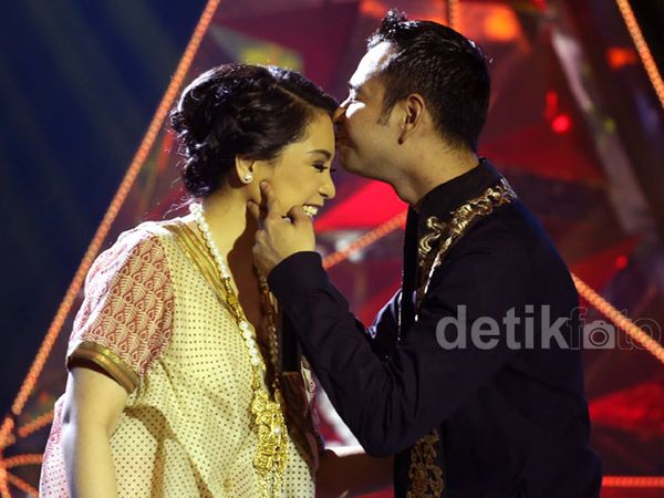 Aww, Mesranya Raffi Ahmad Kecup Kening Nagita Slavina