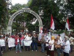 Puluhan Korban Penipuan Koperasi Cipaganti Datangi Kantor Ridwan Kamil