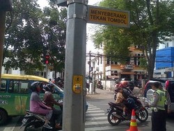Wah, Lampu Merah di Balai Kota Bandung Ada Tombol untuk Menyeberang