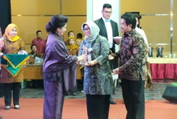 Menkes Nila Bagi-bagi Piala di Malam Penghargaan HKN Emas