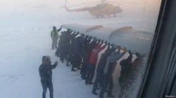 Gangguan Rem, Pesawat Ini Didorong Ramai-ramai oleh Penumpang di Rusia