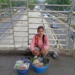 Satpol PP Datang, Ninih Penjual Gethuk Cantik Mesti Ngungsi dari Jembatan Kuningan