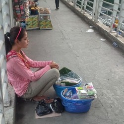 Begini Cara Ninih Penjual Gethuk Cantik Jembatan Kuningan Ladeni Godaan Pembeli