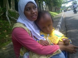 Pengemis di Pinggir Jalan Cijantung Ini Berharap Puterinya Bisa Dioperasi