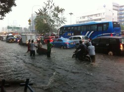 Genangan Air Rendam Jalan MT Haryono, Lalin Kedua Jalur Macet Total