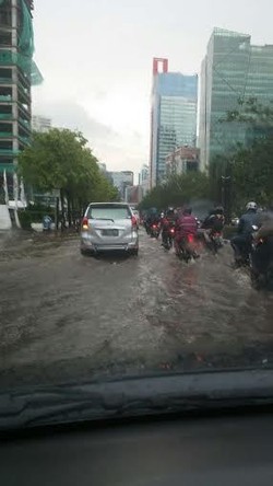 Ini Genangan dan Macet yang Menghiasi Ruas Thamrin, Kuningan, MT Haryono