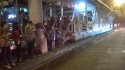 Hujan Reda, Penumpang di Halte Bus TransJ Kuningan Membludak