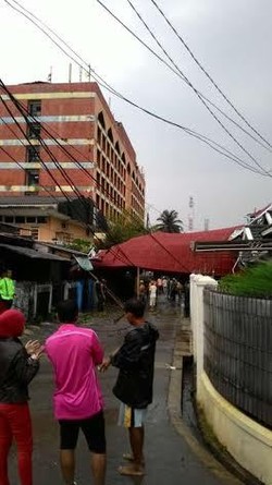 Atap Seng Terbang, Timpa Rumah dan Warteg di Jatiwaringin