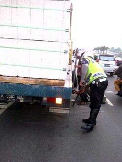Pak Polisi ini Ikut Berpeluh, Bantu Truk yang Pecah Ban di Semanggi