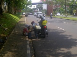 Ibu ini Mengemis di Pinggir Jalan di Cijantung Sambil Gendong Anaknya yang Sakit