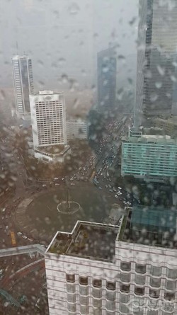 Diguyur Hujan Angin, Gedung-gedung di HI Terlihat Kelabu dari Lantai 35