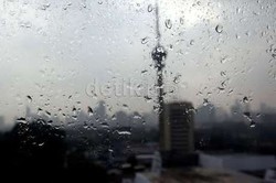 Hujan Angin Disertai Gemuruh Petir Landa Jakarta