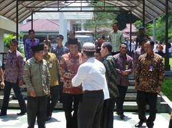 Salat Jumat di Istana Bogor, Jokowi-JK Jadi Rebutan Salaman Anak SMA