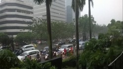 Imbas Hujan Angin, Kuningan Arah Mampang Macet