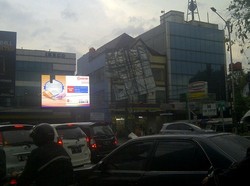 Awas! Papan Reklame di Jalan Warung Jati Jaksel Ini Patah dan Berbahaya