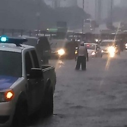 Salut! Polisi Ini Tetap Atur Lalin di Tengah Hujan Badai di Gatot Subroto