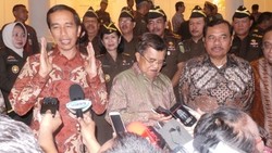 Begini Aksi JK Bantu Wartawan Pegang Recorder Saat Wawancara Jokowi