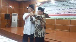 Usai Sertijab, Nusron Keliling dan Komentari Batik Pegawai BNP2TKI