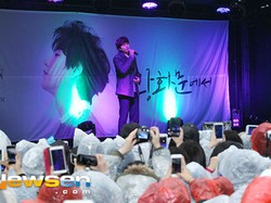 Konser Mini Kyuhyun SuJu Ramai Meski Hujan