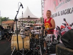 Sandy Pas Band, Merem Sambil Naik Motor