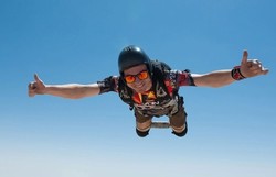 Lumpuh Tidak Halangi Pemuda Ini untuk Terjun Payung di Dubai