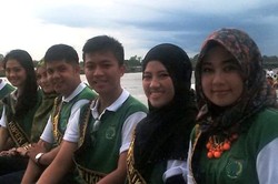 Cantiknya Gadis-gadis di Tepi Sungai Musi