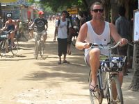 Bule Saja Asyik Gowes Sepeda di Gili Trawangan