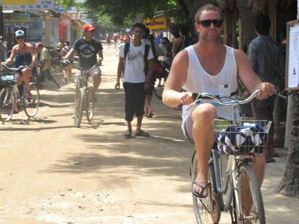 Bule Saja Asyik Gowes Sepeda di Gili Trawangan