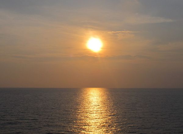 Naik Kapal Laut, Bisa Lihat Sunset Secantik Ini