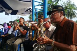 Asyiknya Nonton Perahu Naga Ditemani Musik Tanjidor